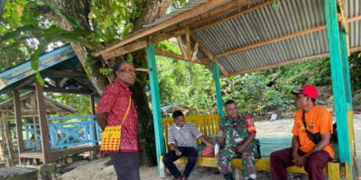 Pantau Wilayah Binaan, Babinsa Komsos Bersama Warga
