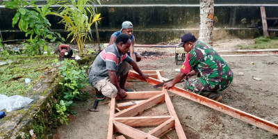 Peduli Terhadap Warga Binaan, Babinsa Bantu Pembuatan Pagar