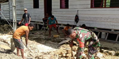 Jalin Hubungan Baik, Babinsa Bantu Warga Buat Pondasi Rumah