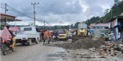 Aspal Jalan Rusak Berlobang dan Tergenang Air, Akibat Saluran Air Sengaja Ditutup