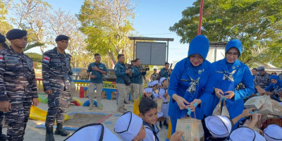 Bentuk Kepedulian Dan Perhatian, Kasal Didampingi Dankormar Serahkan Tali Asih