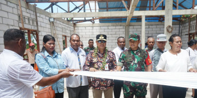 Dandim 1708/BN Hadiri Pemasangan Seng secara Simbolis Gedung Serbaguna dan Gedung Sekolah Minggu