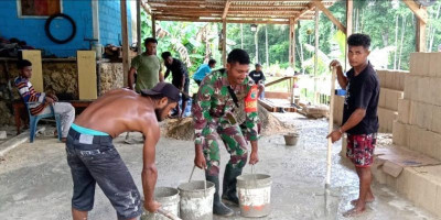 Babinsa Biak Barat Bantu Warga Bangun Pondasi Rumah