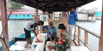 Ingatkan Keselamatan saat Melaut, Babinsa Komsos dengan Nelayan
