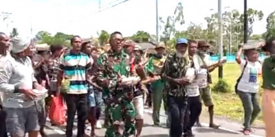 Lestarikan Adat dan Budaya, Babinsa Ikut Prosesi Penyerahan Mahar Mas Kawin