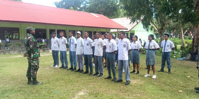 Sambut HUT Ke-79 RI, Anggota Babinsa Latih Paskibra Tingkat Distrik Warsa