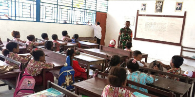 Dorong Semangat Kebangsaan, Babinsa Berikan Wasbang kepada Murid SD