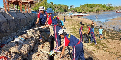 Bakamla RI Bersihkan Pesisir Pantai Nelayan di Oesapa Kupang