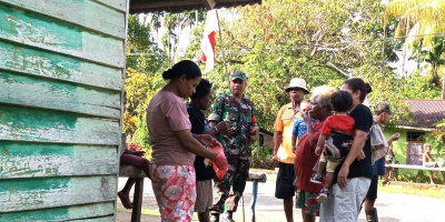 Komsos Bersama Mama-Mama, Babinsa Imbau Warga Jaga Kebersihan dan Kesehatan Lingkungan