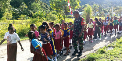 Wujudkan Generasi Sehat, Babinsa Bersama Para Guru Ajak Murid-Murid Jalan Pagi