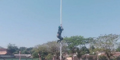 Keren...!! Aksi Nekat Babinsa Posramil Gondang Kodim Bojonegoro Panjat Tiang Bendera
