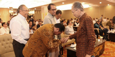 Ketua Umum SMSI Firdaus Hadiri KLB PWI di Hotel Paragon
