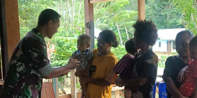 Tingkatkan Gizi Anak, Babinsa Berikan PMT kepada Balita di Kampung Wopes