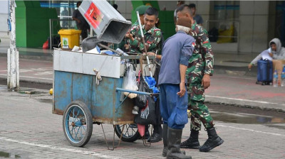 Satgas Yonarmed 11 Kostrad Gelar Aksi Bersih-Bersih di Pelabuhan Semayang Balikpapan