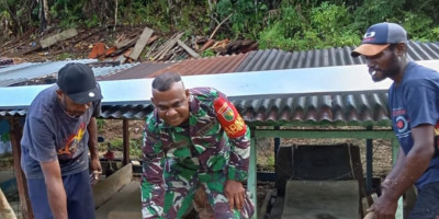 Bangun Keharmonisan, Babinsa Bantu Pembuatan Rumah Pusara Warga