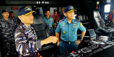 Komandan Guspurla Koarmada III Inspeksi Kesiapan KRI Bawal-875 di Ambon. 