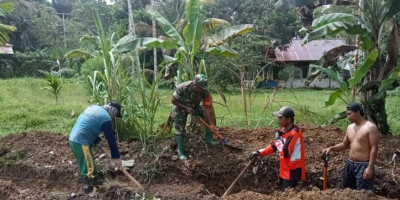 Atasi Genangan Air, Babinsa Bersama Warga Menggali Parit
