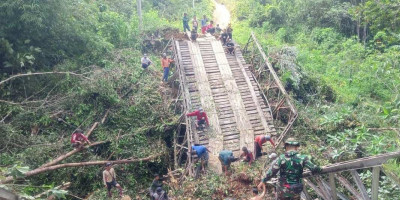 Satgas Yonzipur 5/ABW Evakuasi Ambruknya Jembatan Bailey