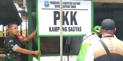 Dukung Kegiatan Mahasiswa KKL, Babinsa  Bantu Pemasangan Papan Nama Kantor