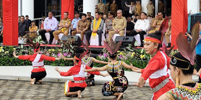 Mendagri Tito Disambut Tarian Besatu Bangun di Kantor Gubernur Kalbar