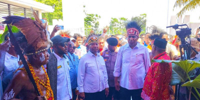 Diantar Lautan Manusia, Dominggus Mandacan & Mohamad Lakotani Diyakini Menang Pilgub Papua Barat