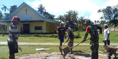 Wujudkan Kemanunggalan TNI-Rakyat, Babinsa Bantu Warga Pengecoran Pagar Gereja