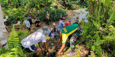 Aksi Peduli Satgas Yonarmed 11 Kostrad dan Warga Karya Bakti Perbaiki Jalan Perbatasan
