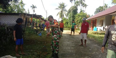 Karya Bakti dan Peran Aktif Babinsa Bantu Warga Bersihkan Bahu Jalan