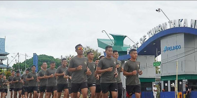 Semangat Berkobar Prajurit Satgas Yonarmed 11 Kostrad Lari Bersama Keliling Kota Nunukan