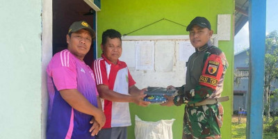Pemberian Sargal Kepada Warga dan Anak Sekolah di Perbatasan