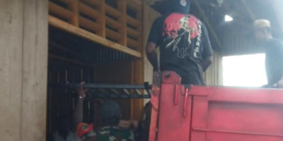 Wujudkan Kepedulian, Babinsa Bantu Warga Turunkan Semen untuk Pembangunan Gereja