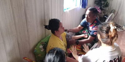 Satgas Yonarmed 11 Kostrad Laksanakan Pelayanan Kesehatan “Door to Door” di Perbatasan
