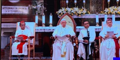 Permainan Angklung dan  Lagu ARBAB Sambut Paus Fransiskus di Gereja Katedral