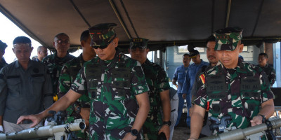 Wadan Kormar Tinjau Uji Fungsi Senjata Anti Tank