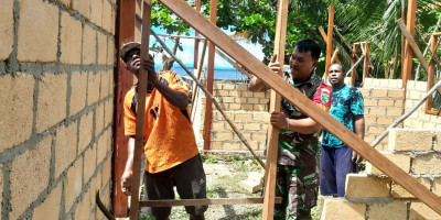 Keakraban TNI-Rakyat, Babinsa Bantu Pasang Kusen Pintu Rumah Milik Warga