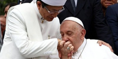 Momen Haru Pertemuan Imam Besar Masjid Istiqlal dan Paus Fransiskus