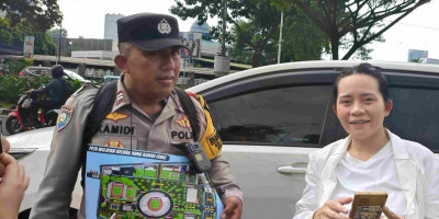 Bantu Jemaat Misa, Polisi Berkalung Denah Acara Berkeliling Di GBK
