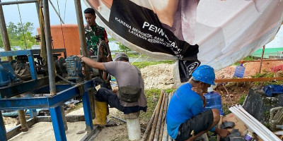 Atasi Kesulitan Air Bersih, Babinsa Bantu Pembuatan Sumur Bor