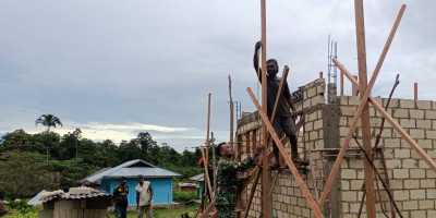 Wujudkan Manunggal TNI-Rakyat, Babinsa Bantu Bangun Rumah Warga