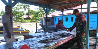 Jalin Kedekatan dengan Warga, Babinsa Supiori Selatan Komsos Bersama Pedagang Ikan
