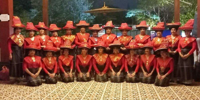 Partisipasi Komunitas Budaya SlarasBudaya dalam Festival Payung ke-XI di Solo