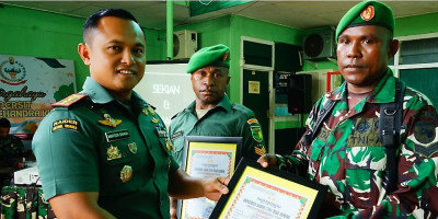 Dandim 1708/BN Berikan Penghargaan kepada Dua Babinsa Berprestasi