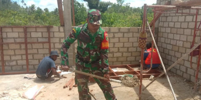 Wujudkan Manunggal TNI-Rakyat, Babinsa Bantu Warga Bangun Rumah