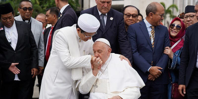Paus Fransiskus Beri Keteladanan Bagi Semua Orang
