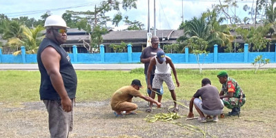 Salurkan Hobi Masyarakat, Babinsa Bantu Warga Barsihkan Tempat untuk Pembuatan Lapangan Voli