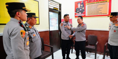 Temui Personel yang Jadi Penggali Kubur, Kapolri : Terus Menjadi Polisi Baik untuk Masyarakat