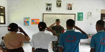 Tanamkan Kedisiplinan, Babinsa Berikan Materi PBB Pada Siswa SMA