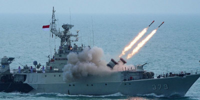 Panglima TNI Pimpin Upacara HUT Ke-79 TNI AL Di Perairan Teluk Jakarta