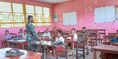 Tanamkan Rasa Cinta Tanah Air, Babinsa Berikan Wasbang kepada Murid SD