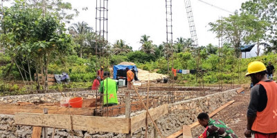 Babinsa Biak Barat Karya Bakti Bersama Warga Bangun Gedung Sekolah